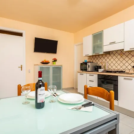 Chiara Apartman Giardini Naxos